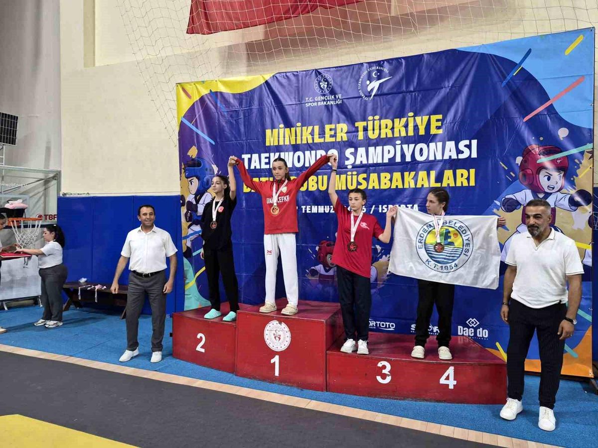 Bilecikli minik tekvandocuların madalya töreninden bir görüntü.