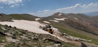 Bitlis'te 3 bin rakımlı yayla yolunda karla mücadele sürüyor
