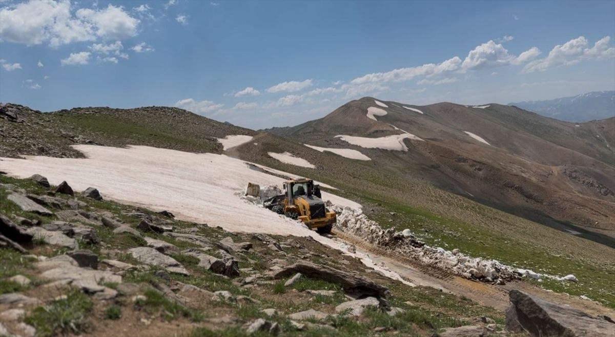 Bitlis'te 3 bin rakımlı yayla yolunda karla mücadele sürüyor