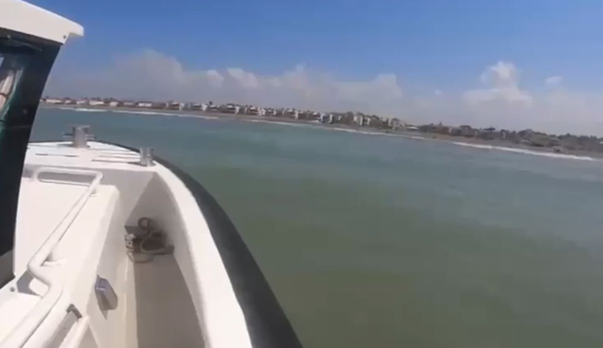 Hatay'da Sahil Güvenlik ekipleri tarafından denizden kurtarılan genç.
