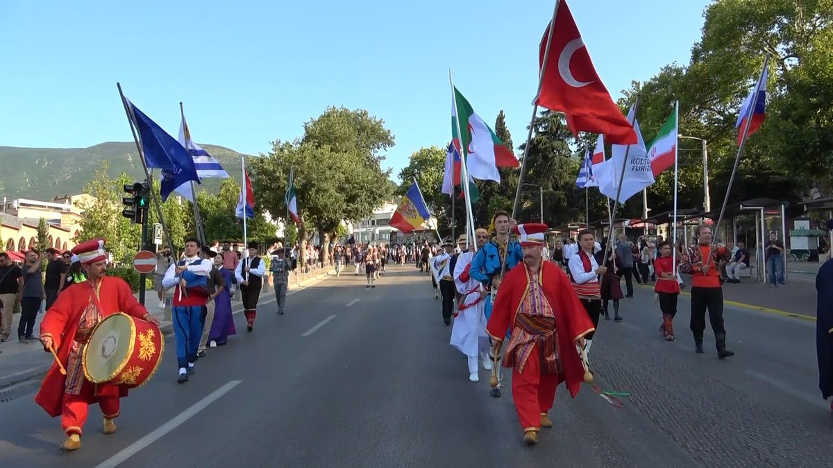 Bursa'da düzenlenen 38. Uluslararası Altın Karagöz Halk Dansları Yarışması'nda kortej yürüyüşünden bir görüntü.