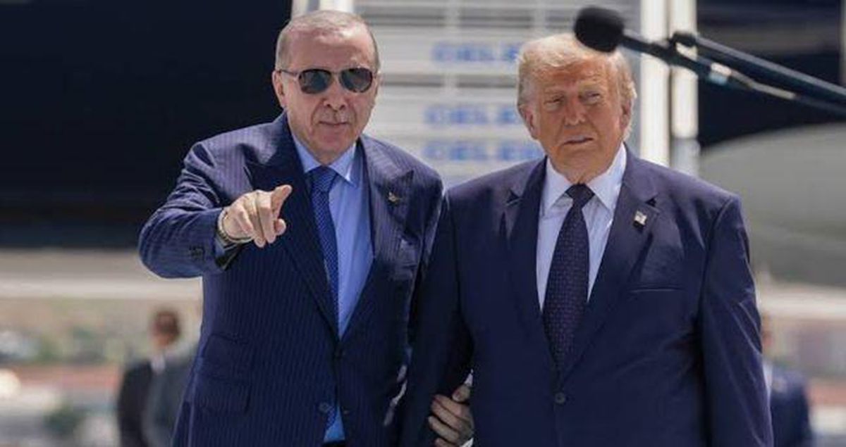 ABD ve Türkiye bayrakları yan yana, CAATSA yaptırımlarını temsil eden sembolik bir görsel.