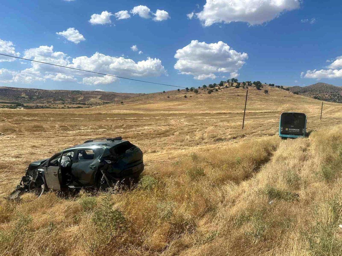 Diyarbakır'ın Çermik ilçesinde meydana gelen trafik kazasında kontrolden çıkan otomobilin durak ve tarlaya çarptığı an.