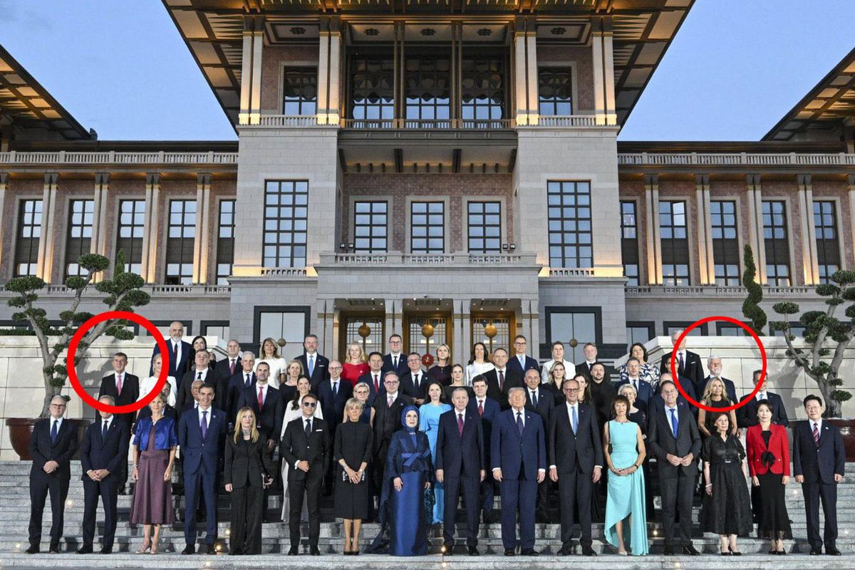 Çekya Cumhurbaşkanı Petr Pavel ve Başbakan Petr Fiala'nın Ankara'da ayrı ayrı karşılanması ve aile fotoğrafında uzak köşelerde yer alması.