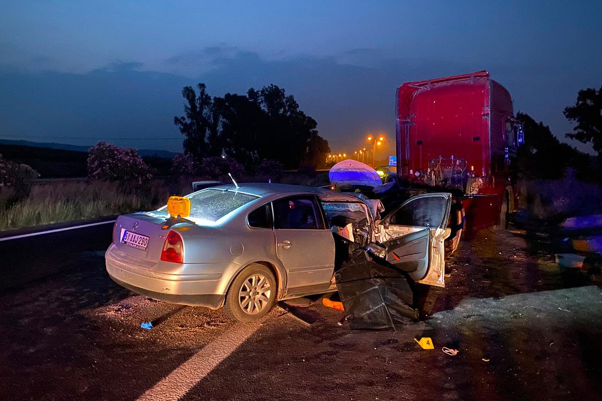 Otoyolda emniyet şeridinde duran TIR'a otomobil çarptı: 2 ölü