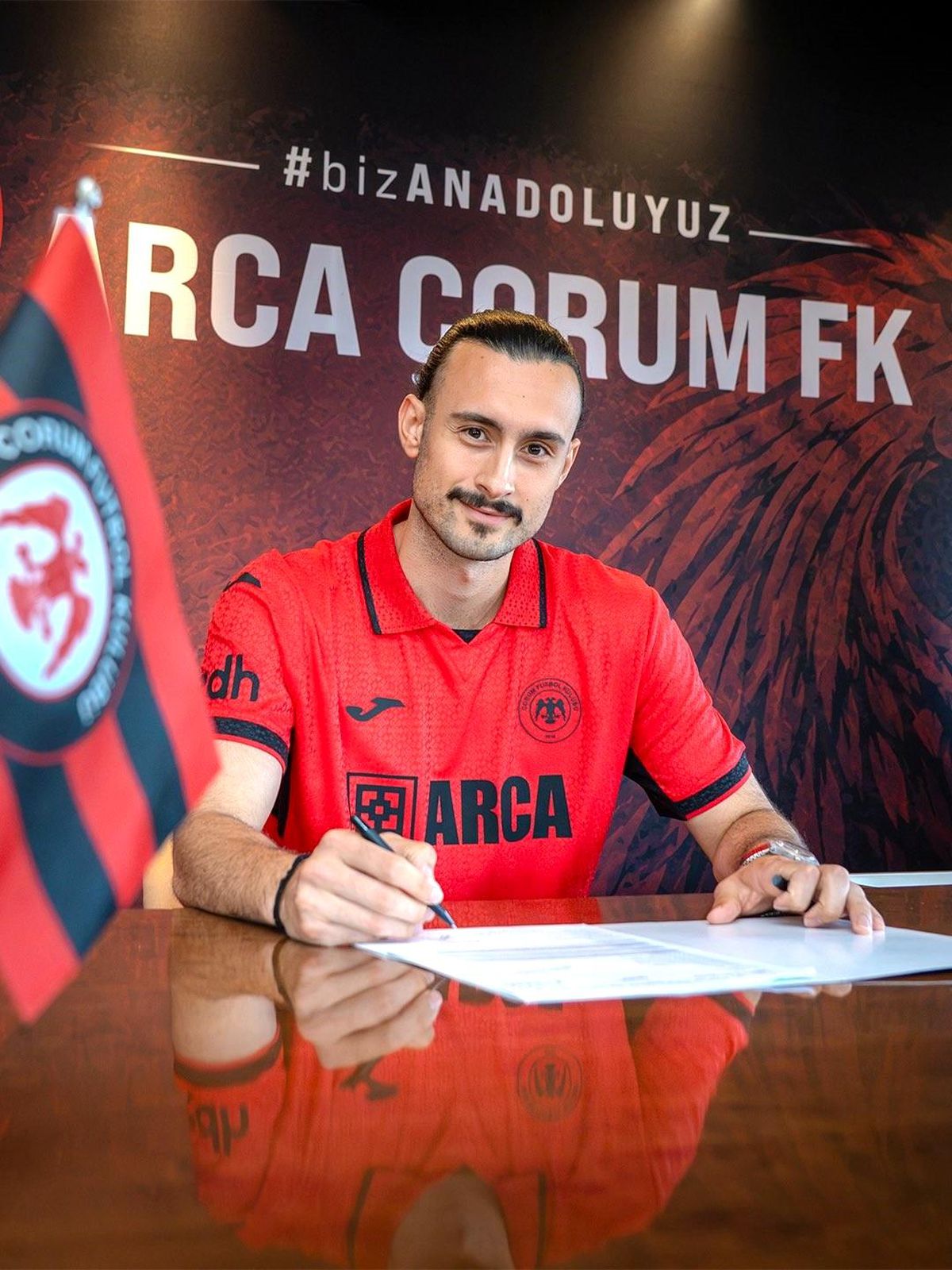 Çorum FK oyuncusu Hasan Emre Yeşilyurt imza atarken