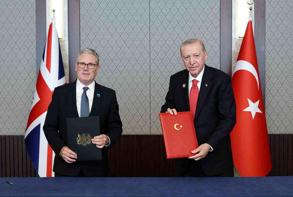 Cumhurbaşkanı Erdoğan ve İngiltere Başbakanı Starmer'ın tokalaştığı veya bir anlaşma imzaladığı bir fotoğraf.