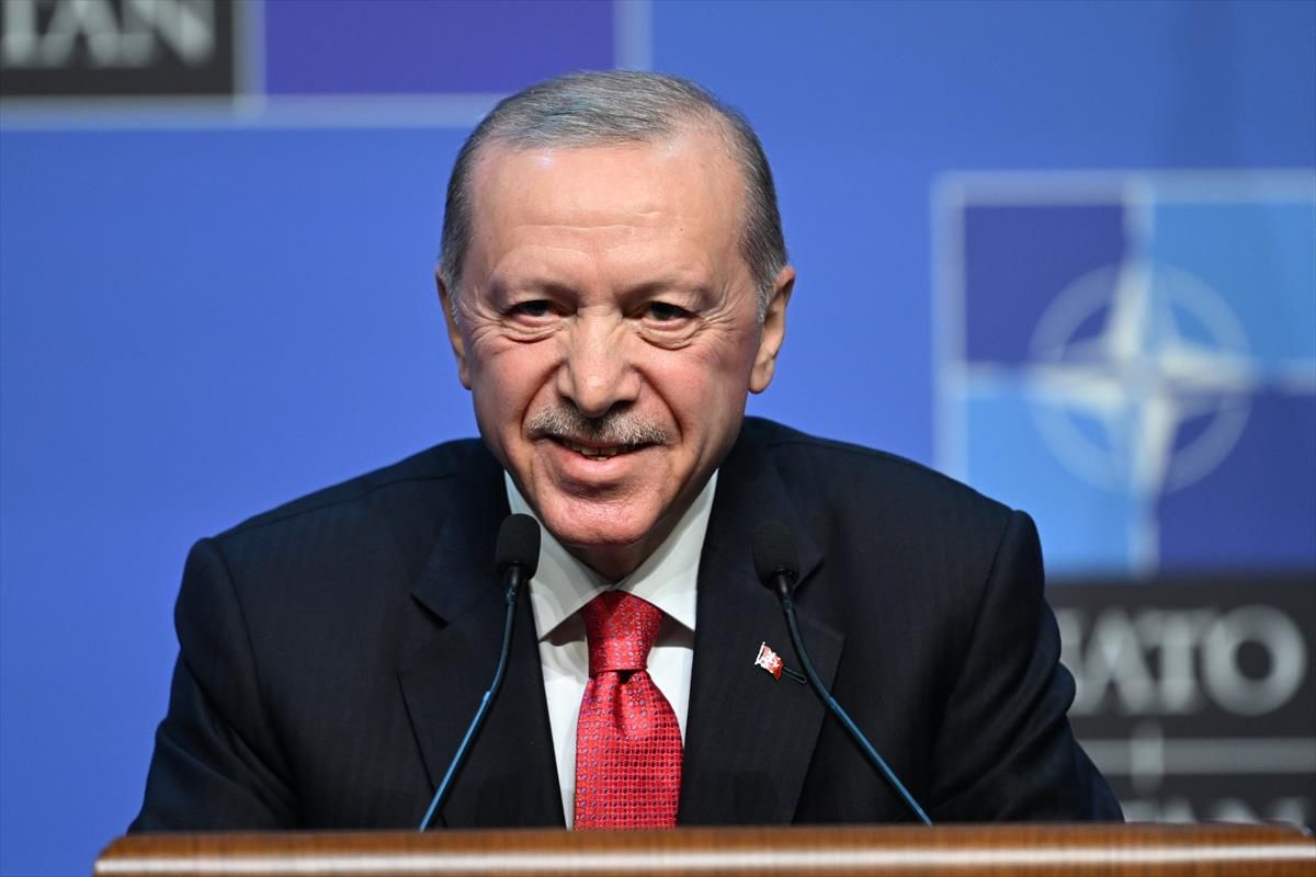 Cumhurbaşkanı Erdoğan, NATO zirvesi sonrası basın toplantısında konuşuyor.
