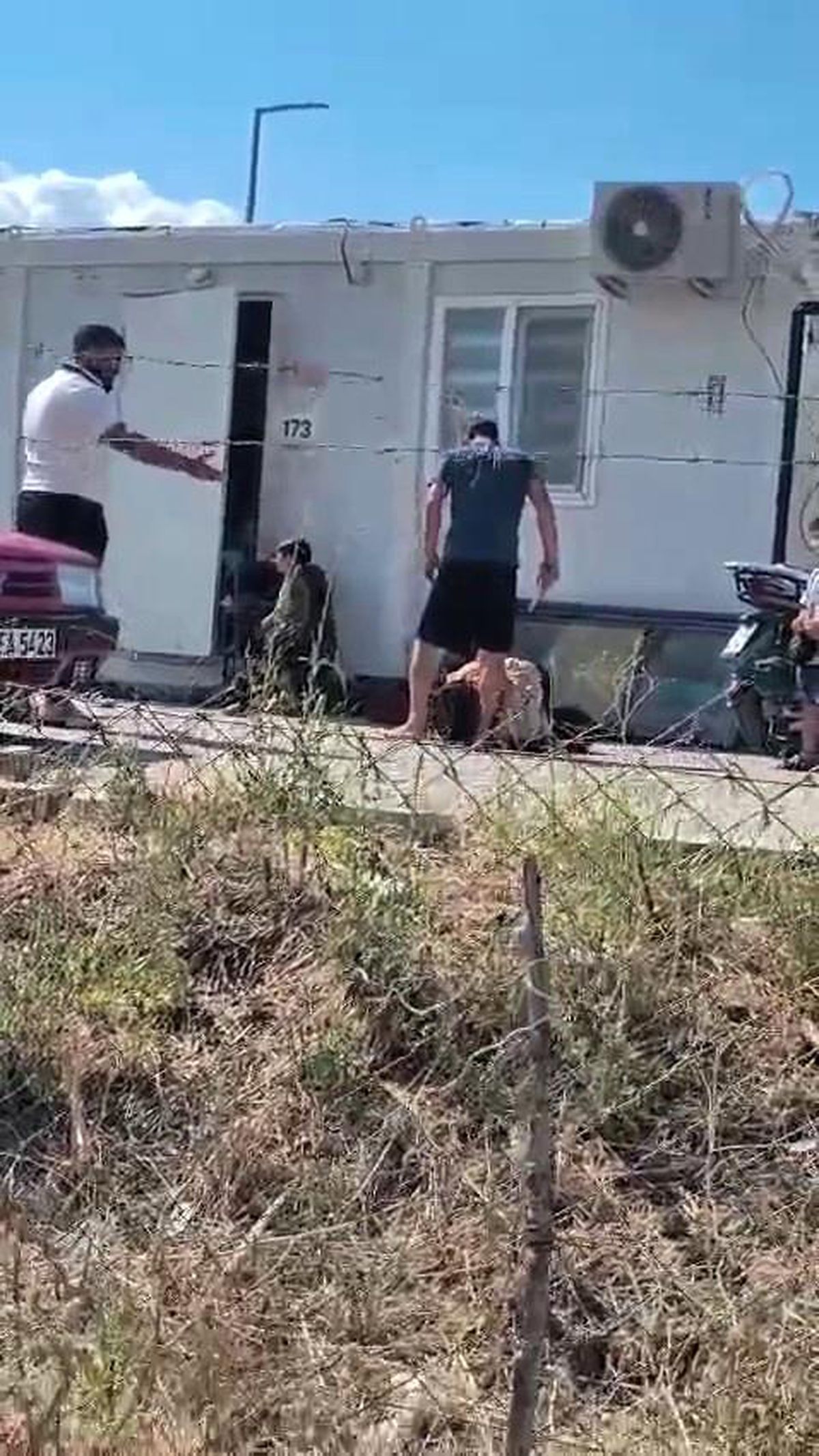 Dehşete düşüren görüntü: Karısını evlatlarının gözü önünde bıçakla yere yatırıp hunharca dövdü
