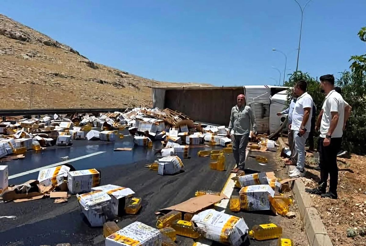 Şanlıurfa'da yemeklik yağ yüklü tırın devrildiği kaza yerinden genel bir görünüm.
