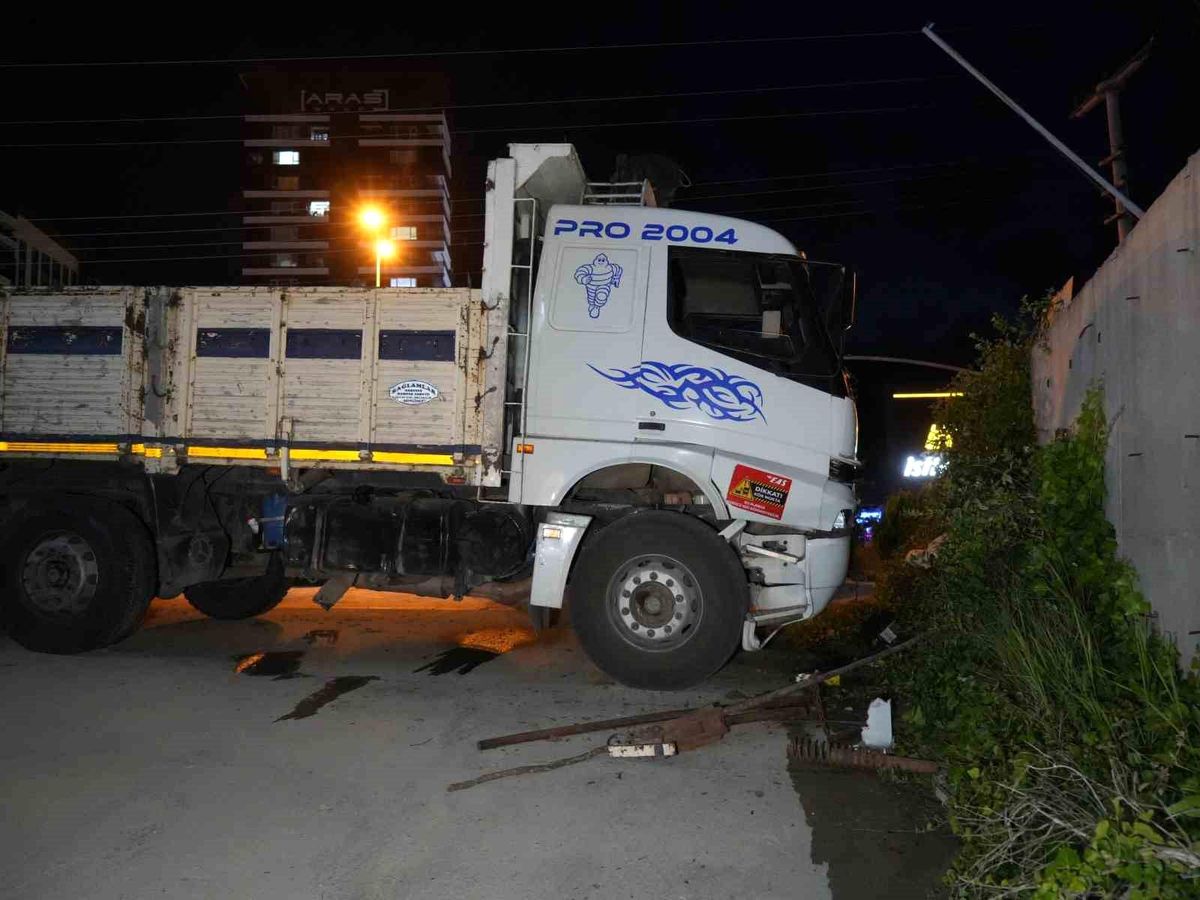 Direksiyon başında fenalaşan sürücü, istinat duvarına çarptı
