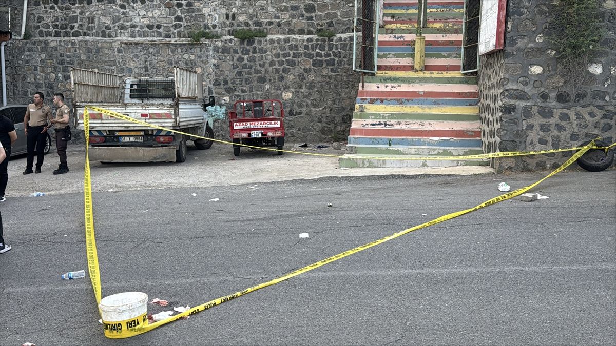Diyarbakır'da otomobilinde silahlı saldırıya uğrayan sürücü yaşamını yitirdi