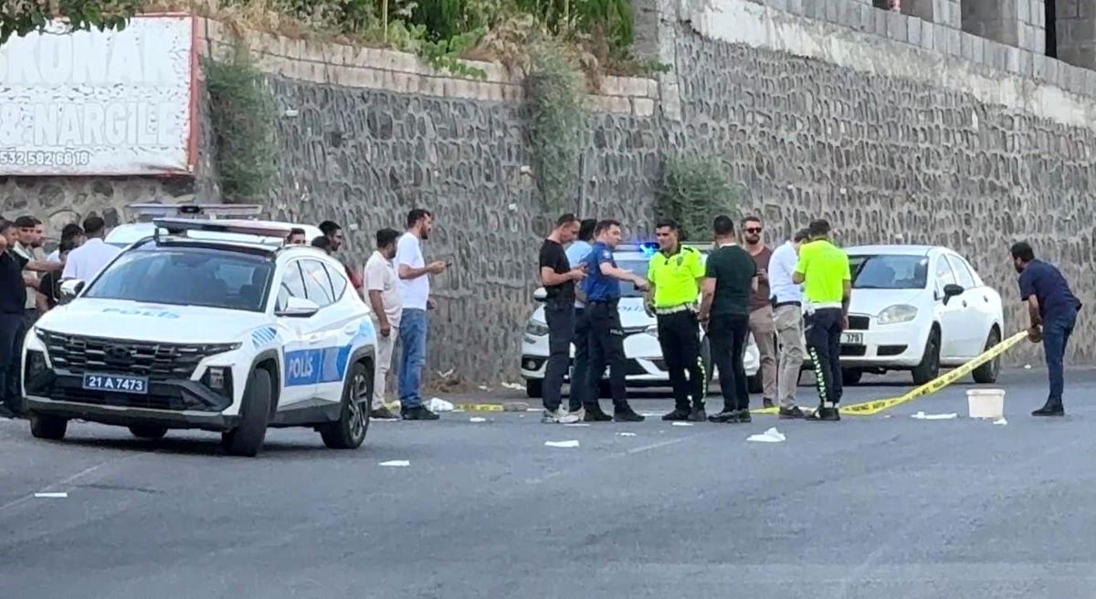 Diyarbakır'da bir esnafın tartıştığı müşterisinin aracına ateş açtığı olayda yaralanan sürücünün ambulansla hastaneye götürülmesi.