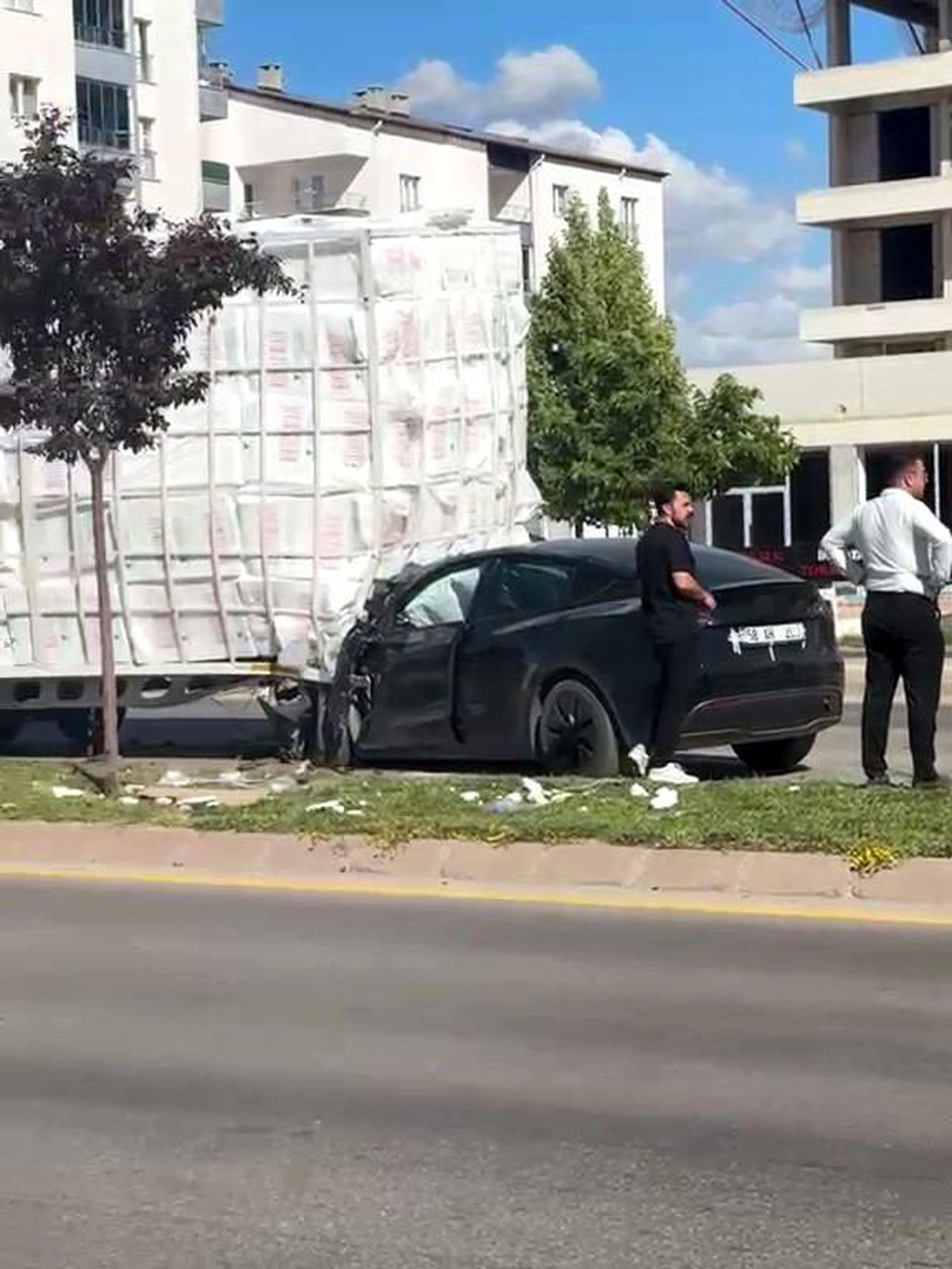Sivas'ta meydana gelen trafik kazasında tır dorsesine çarpan otomobilin hurdaya dönmüş hali.