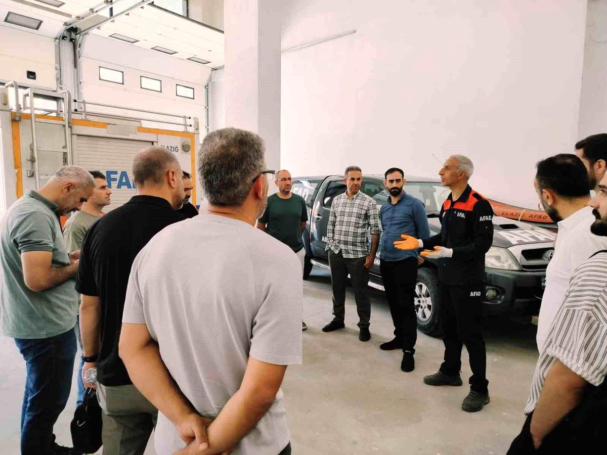 Elazığ'da enkazda arama kurtarma eğitimleri