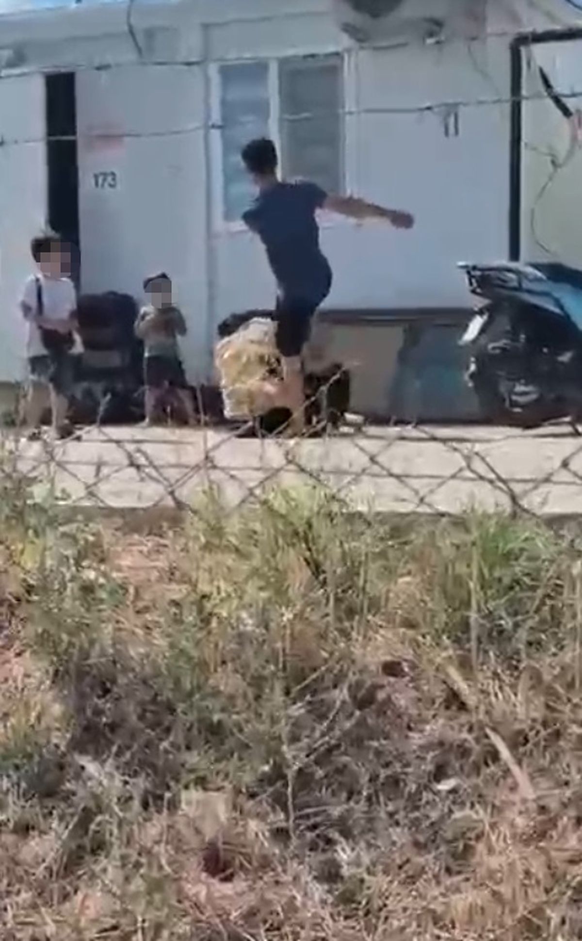 Hatay'da çocukların gözü önünde eşini bıçakla tehdit eden şahıs.