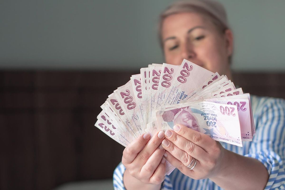 Memur ve emekli maaşlarına yapılacak zam oranlarını gösteren grafik veya belge.