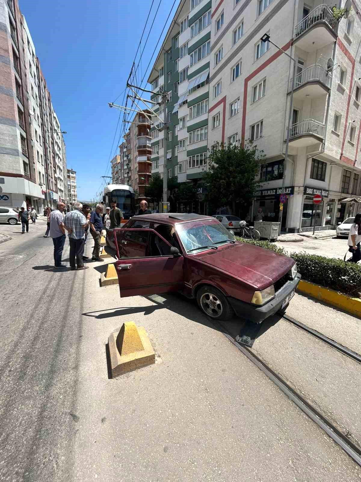 Eskişehir'de trafik kazası sebebiyle tramvay seferleri aksadı