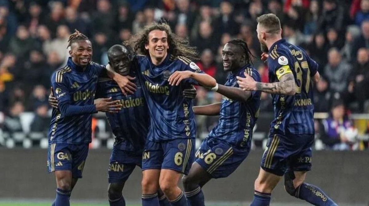 Fenerbahçe takımının Admira Wacker maçındaki ilk 11'ini gösteren bir görsel.