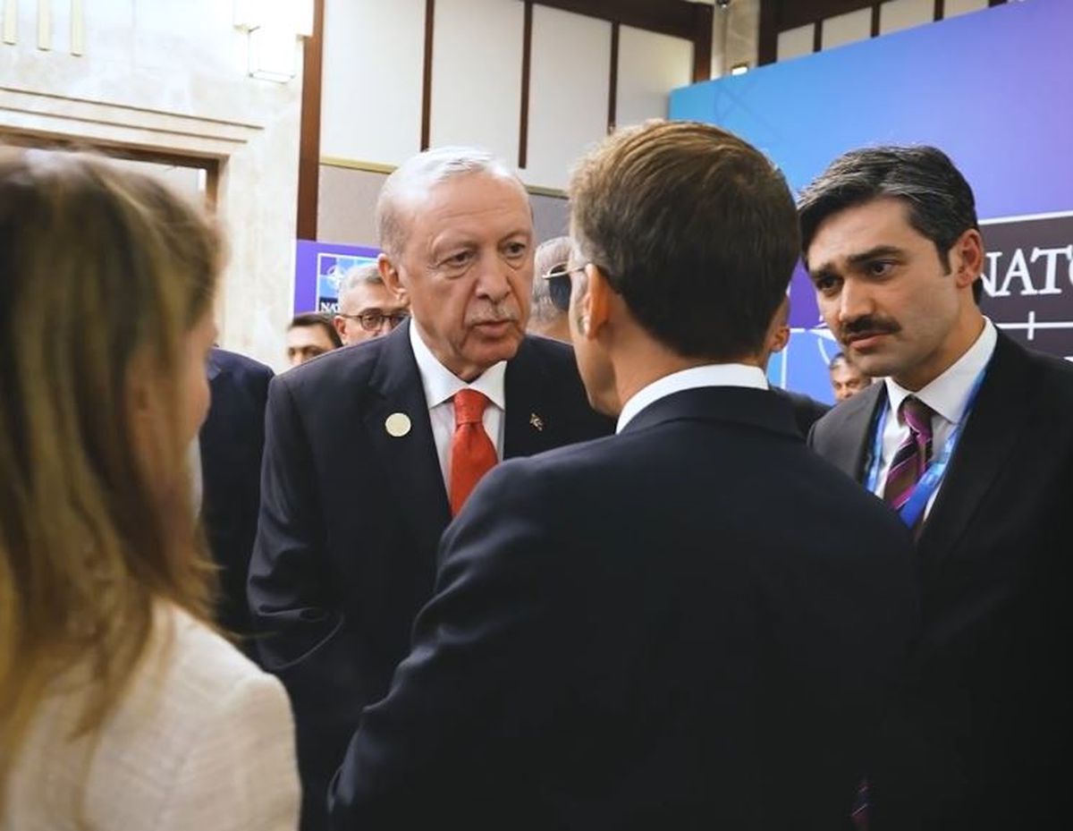 Fransa Cumhurbaşkanı Emmanuel Macron ve Türkiye Cumhurbaşkanı Recep Tayyip Erdoğan'ın NATO Zirvesi'ndeki samimi diyaloğu.