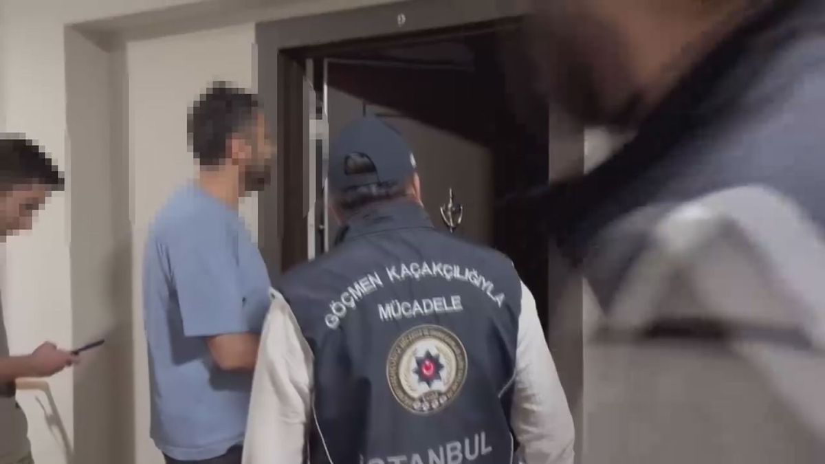 İstanbul'da göçmen kaçakçılığıyla elde edilen kara paraya yönelik operasyonda gözaltına alınan şüpheliler ve el konulan mallar.