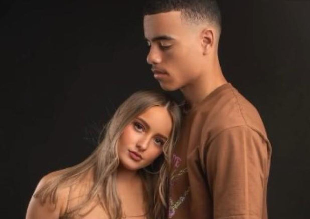 Mason Greenwood ve Harriet Robson'ın birlikte olduğu bir fotoğrafı temsil eden görsel.
