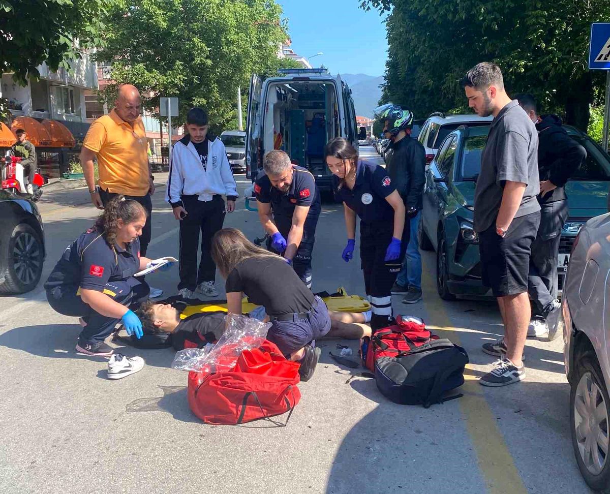 Bolu'da meydana gelen trafik kazasında çarpışan araçlar.