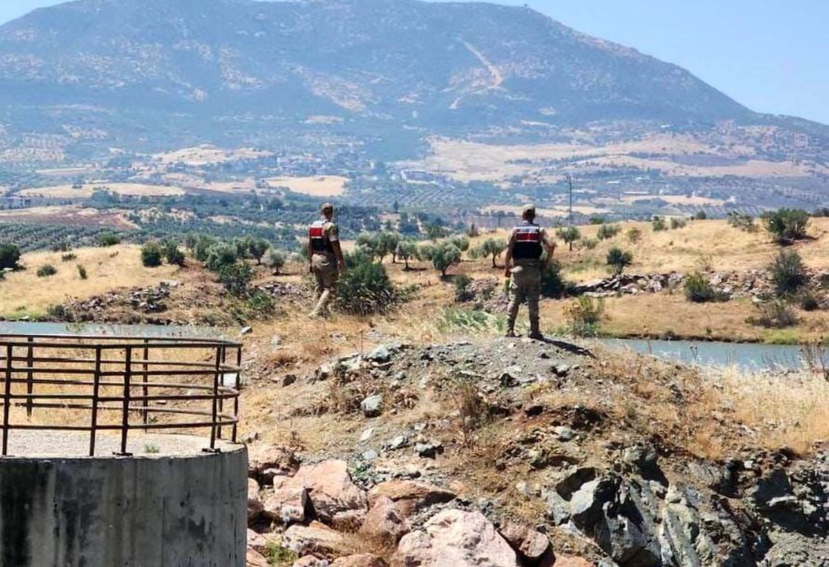 Kilis'te jandarma ekiplerinin baraj kenarında güvenlik denetimi yapması.