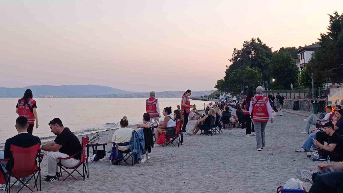 Kadın polislerden huzur mesaisi: Sahilde broşür dağıttılar