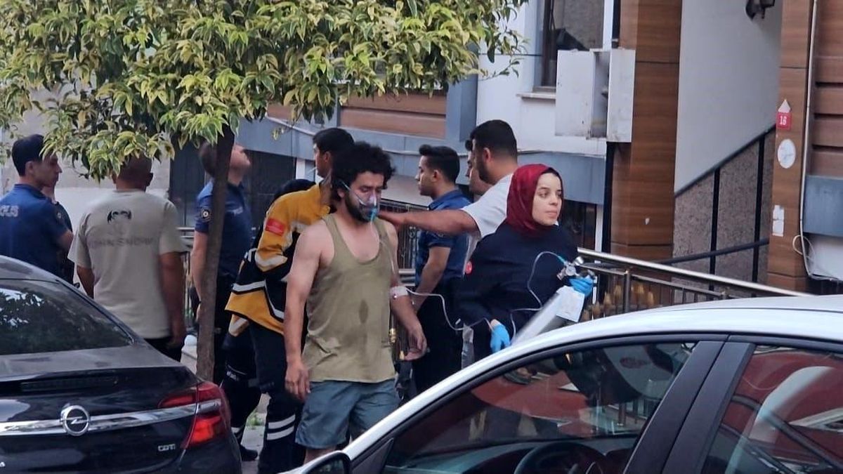 Kağıthane'de 5 katlı bir binanın bodrum katında çıkan yangın sonrası itfaiye ekiplerinin kurtarma çalışması.