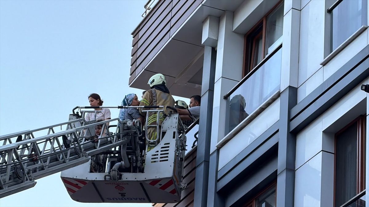 Kağıthane'de bir apartmanda çıkan yangında 4 kişi dumandan etkilendi