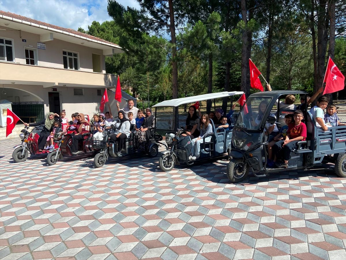 Kargı'da elektrikli araçlarla yaz Kur'an kursu için konvoy düzenlendi
