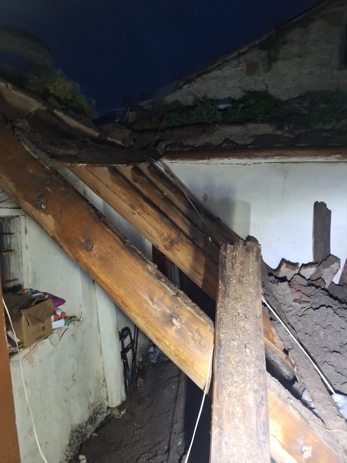 Kars'ta sağanak nedeniyle bir evin duvar ve tavanı çöktü