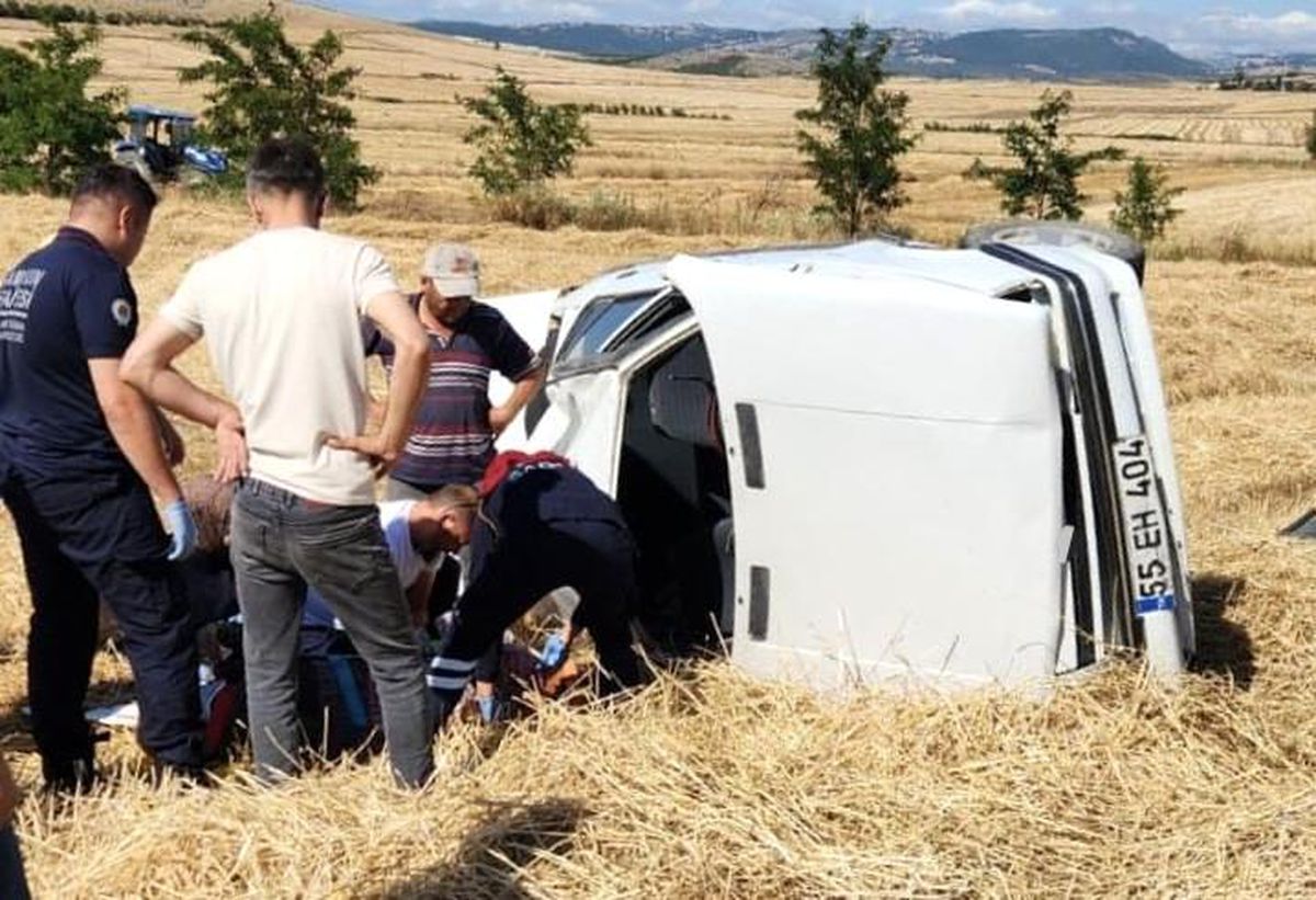 Samsun Vezirköprü'de meydana gelen trafik kazasında tarlaya savrulan otomobil.