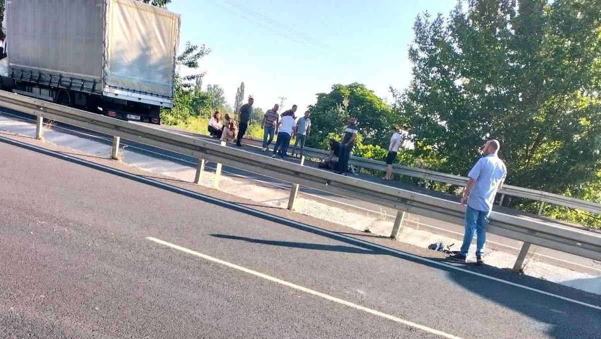 Manisa'da meydana gelen trafik kazası sonrası olay yeri.