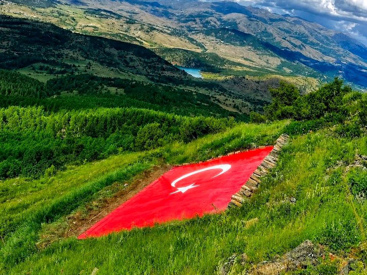 Kelkit Vadisi'nin simgesi dev Türk bayrağı yenilendi