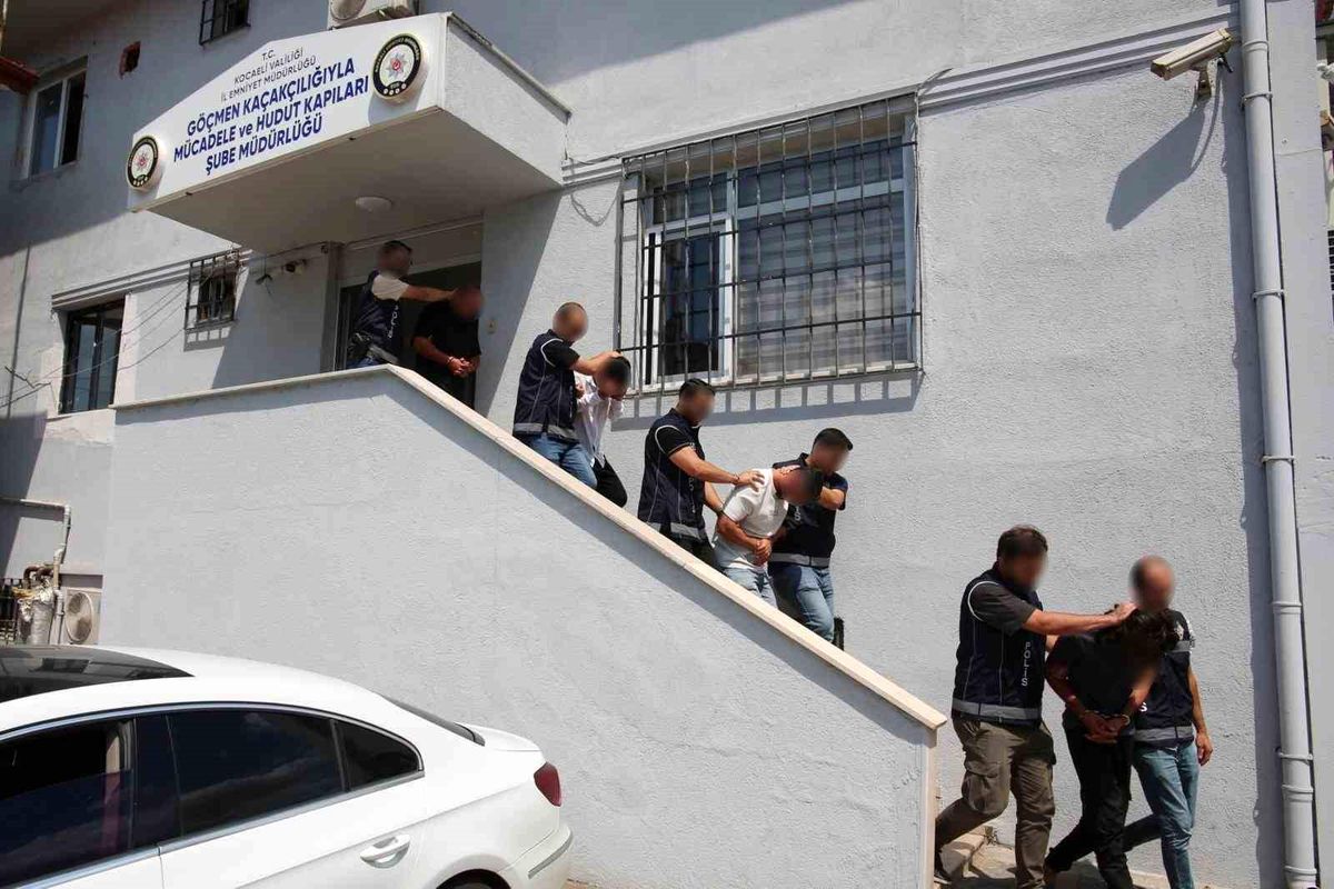 Kocaeli merkezli göçmen kaçakçılığı operasyonu sonucu gözaltına alınan şüpheliler ve düzensiz göçmenler.