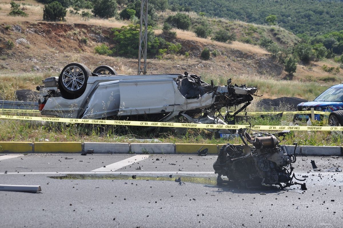 Konya'da refüje çarpan otomobildeki 3 kişi yaralandı
