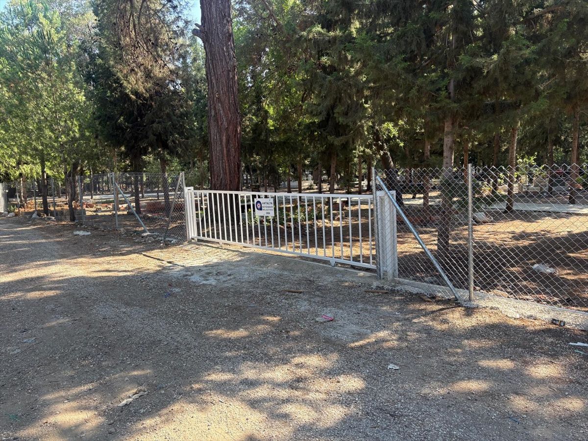 Antalya'da bir mezarlıkta yapılan bakım ve düzenleme çalışmalarından bir görünüm.