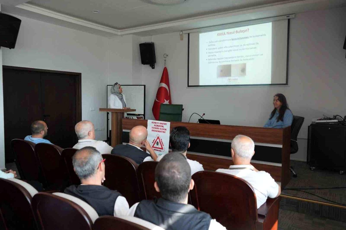 Kütahya Orman Bölge Müdürlüğü personeline kene ve KKKA hastalığına karşı eğitim veriliyor.