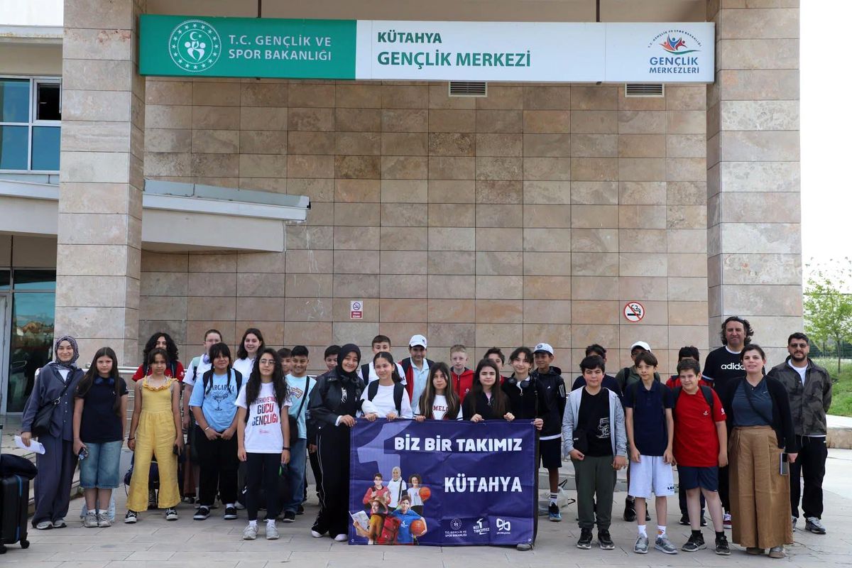 Kütahyalı gençler 'Biz Bir Takımız' projesi kapsamında Kırklareli'ne uğurlandı