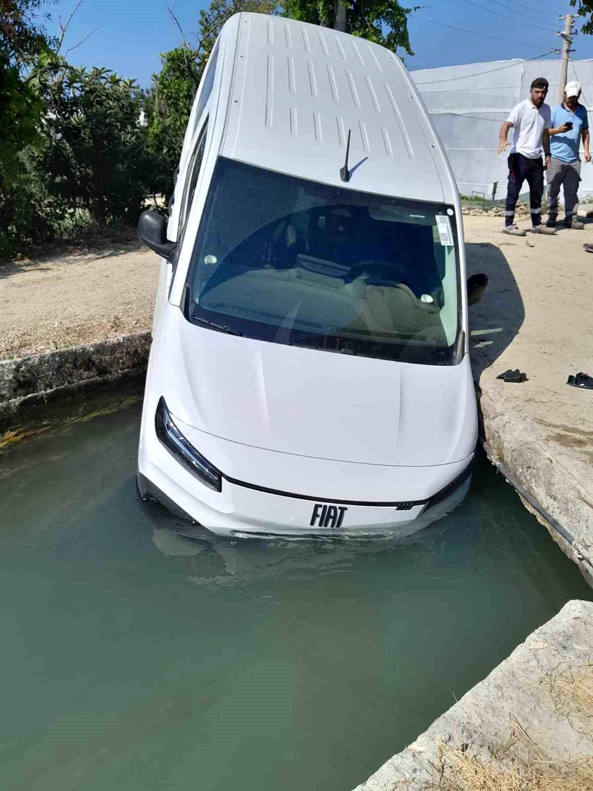 Manavgat'ta hafif ticari araç sulama kanalına düştü