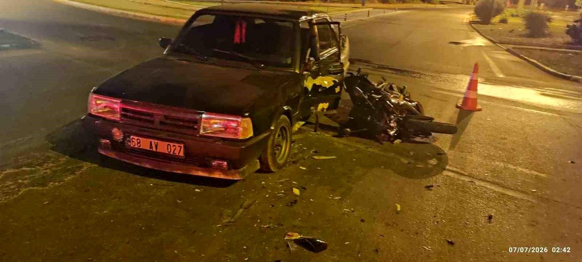 Manavgat'ta otomobil ile çarpışan motosikletteki 2 kişi yaralandı
