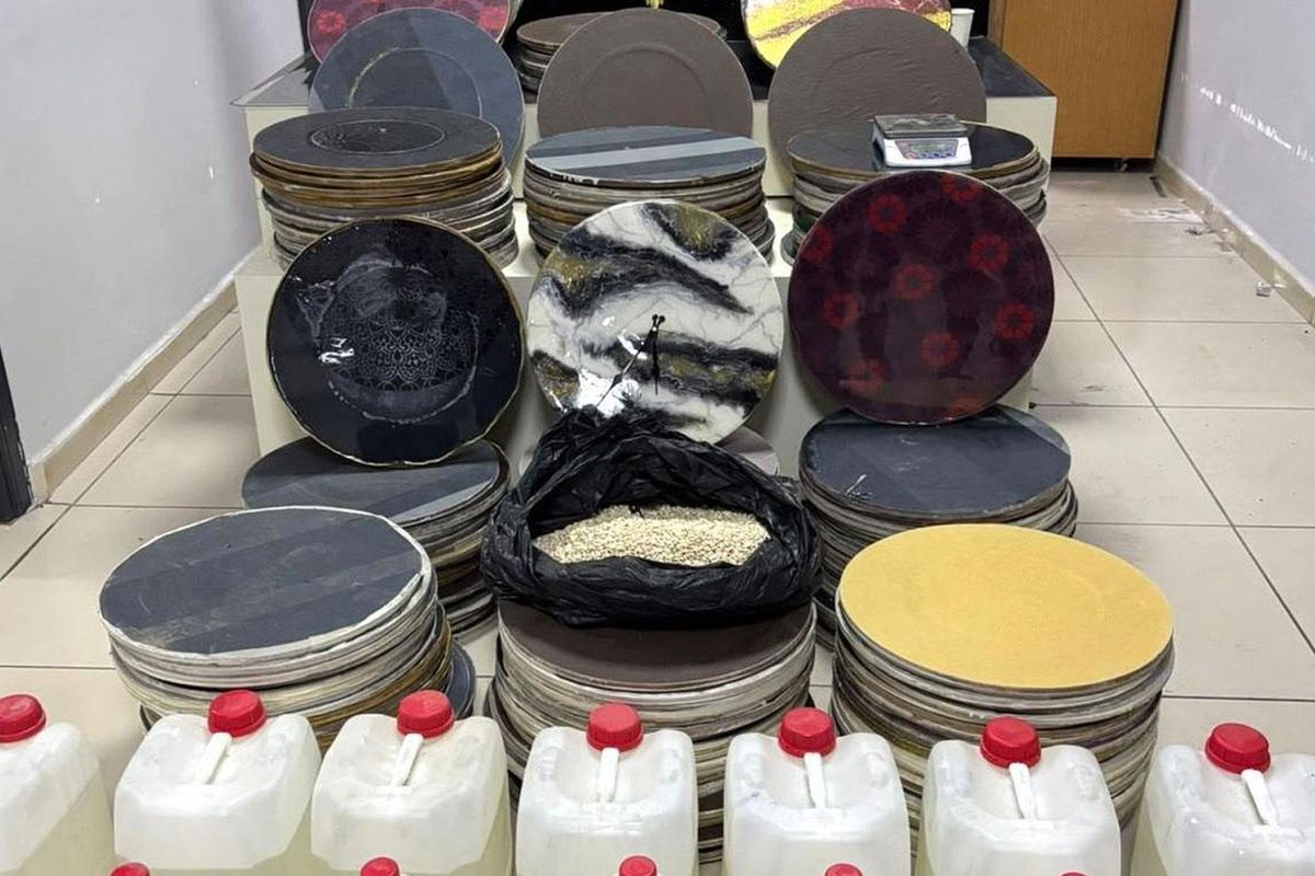 Duvar saatlerinden 48 kilo uyuşturucu ve tarihi eser çıktı