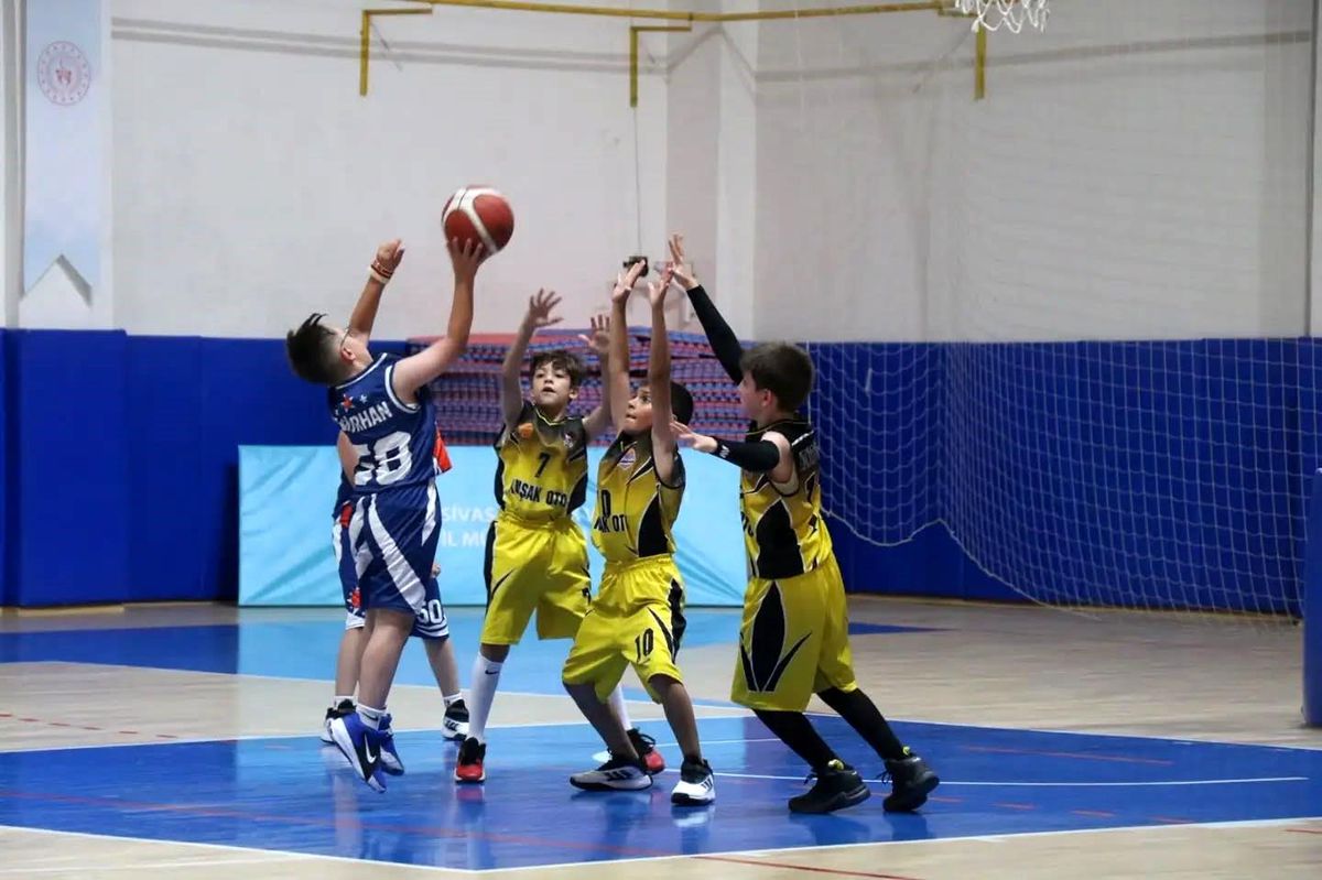 Sivas'ta düzenlenen minik basketbolcular turnuvasında ödül töreni