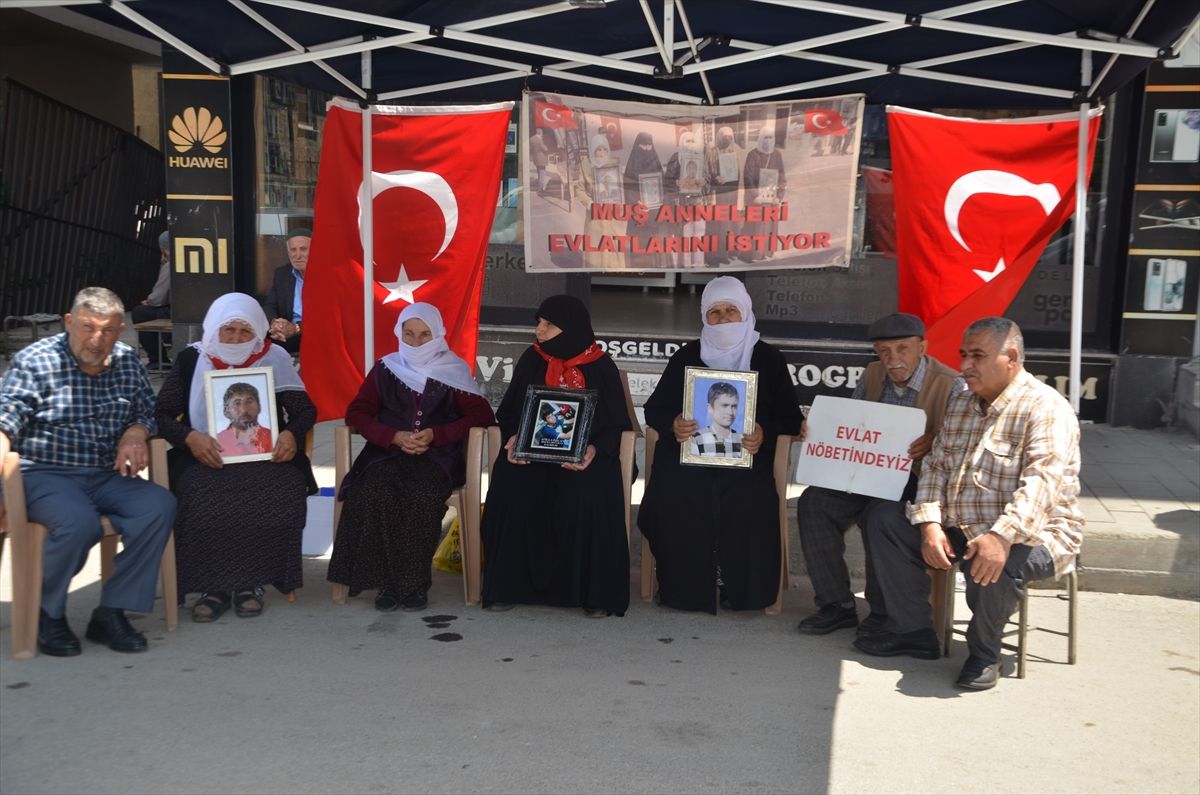 Muşlu aileler, DEM Parti önündeki eylemlerini sürdürdü