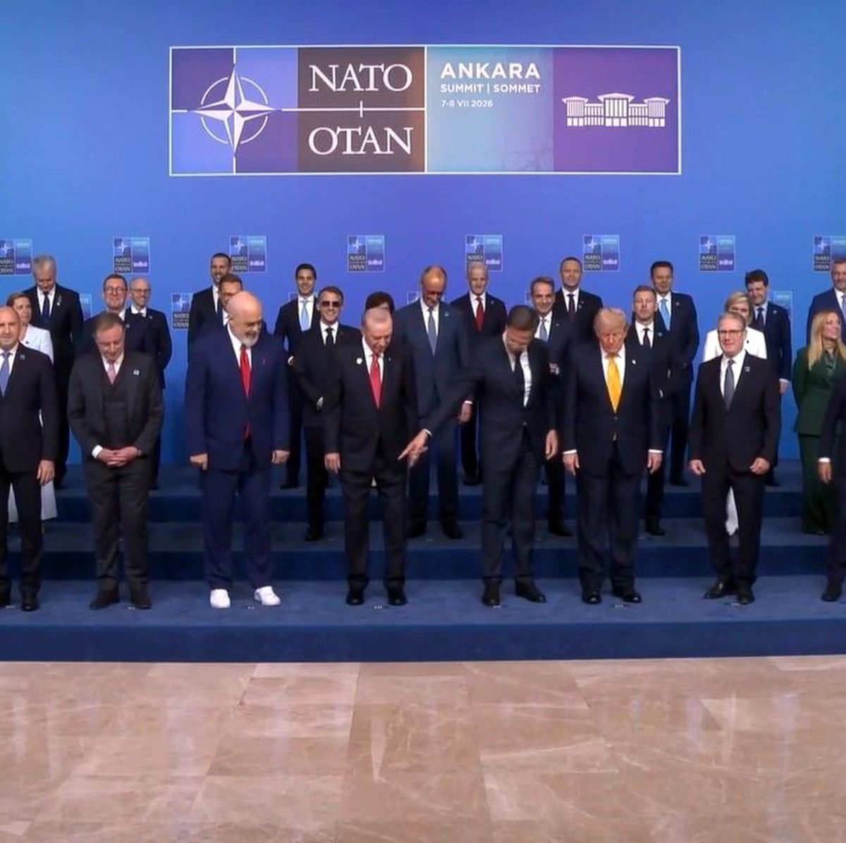 Arnavutluk Başbakanı Edi Rama'nın NATO Zirvesi'nde giydiği beyaz spor ayakkabıları.
