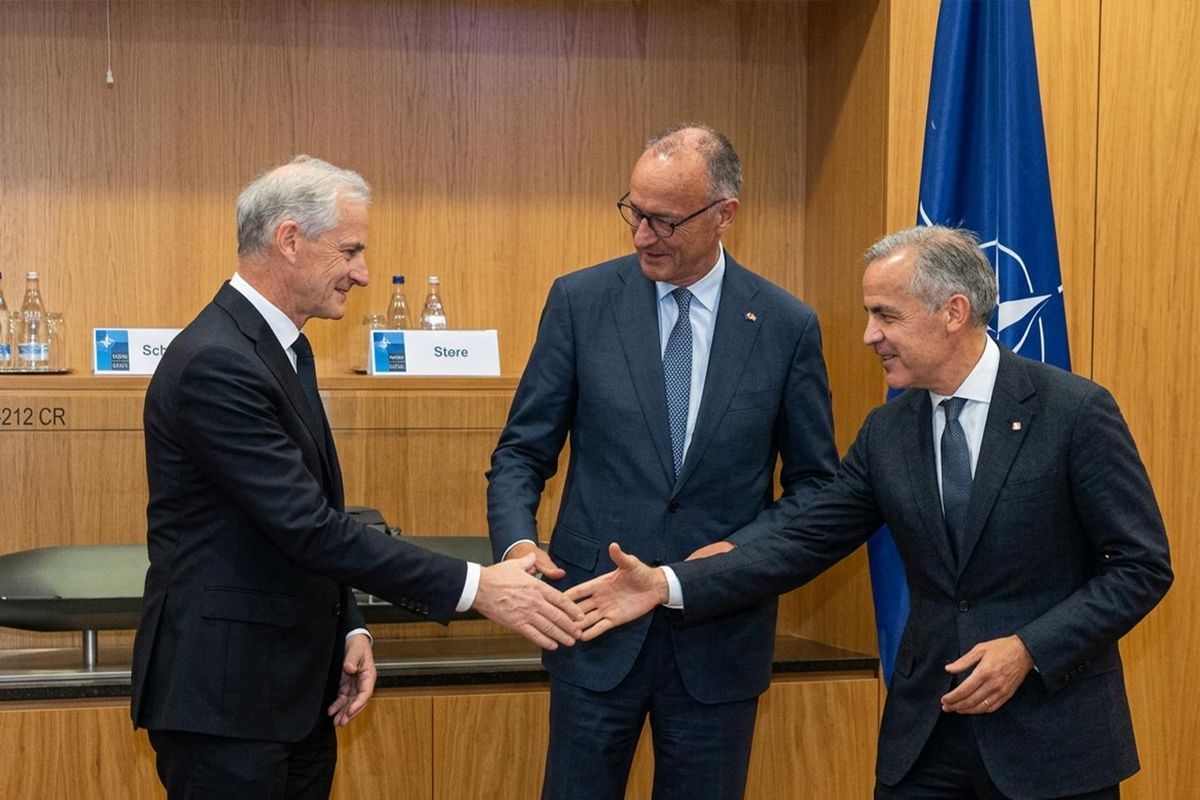 NATO Zirvesi'nde Dünya Kupası rüzgarı esti: Liderler kuliste forma giydi, Kanada Haaland'ı istedi
