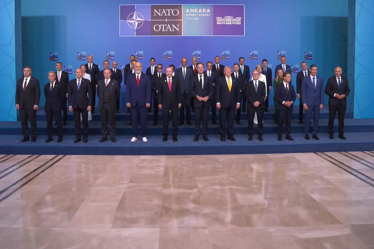 NATO zirvesine katılan dünya liderleri aile fotoğrafı çektiriyor.