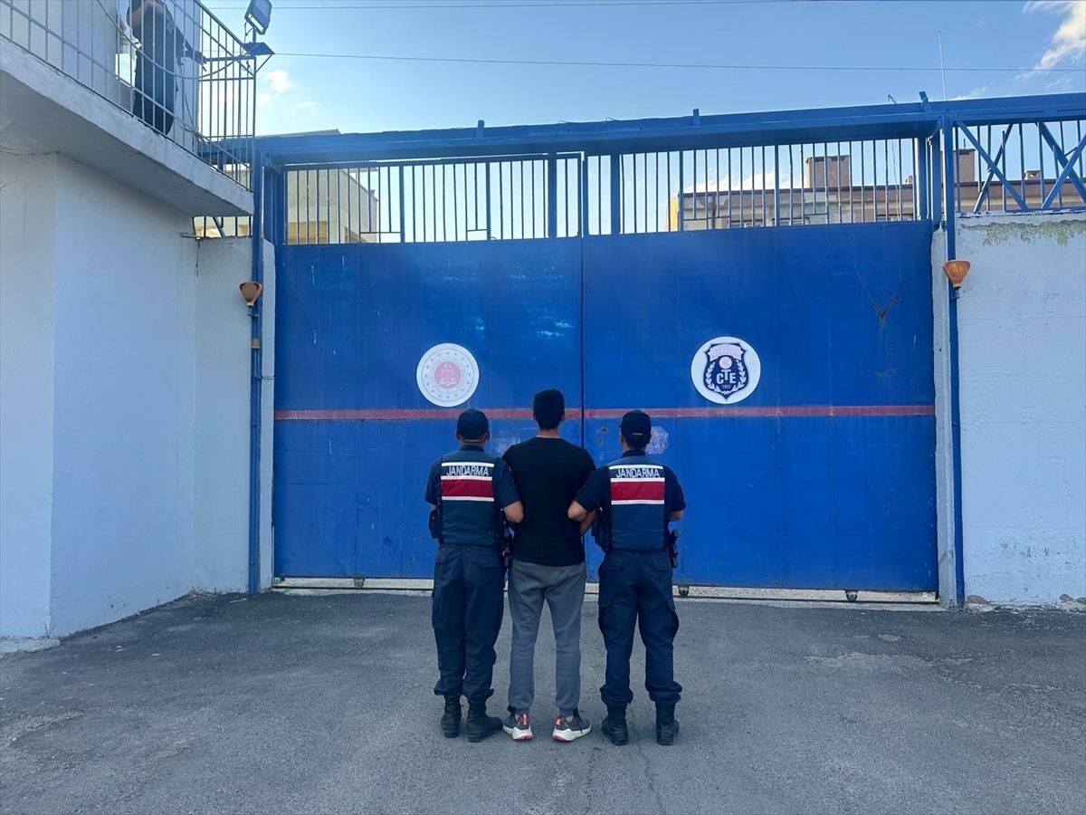 Ürgüp'te jandarma ekipleri tarafından durdurulan ve 13 yıl 10 ay hapis cezası bulunan bir şahıs cezaevine teslim ediliyor.